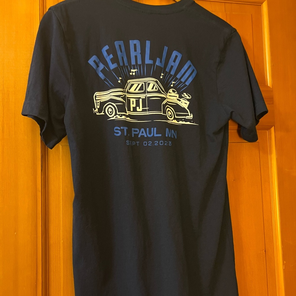 Pearl Jam St Paul Mn show 2023 Black Short Sleeve Tee with Retro Graphic